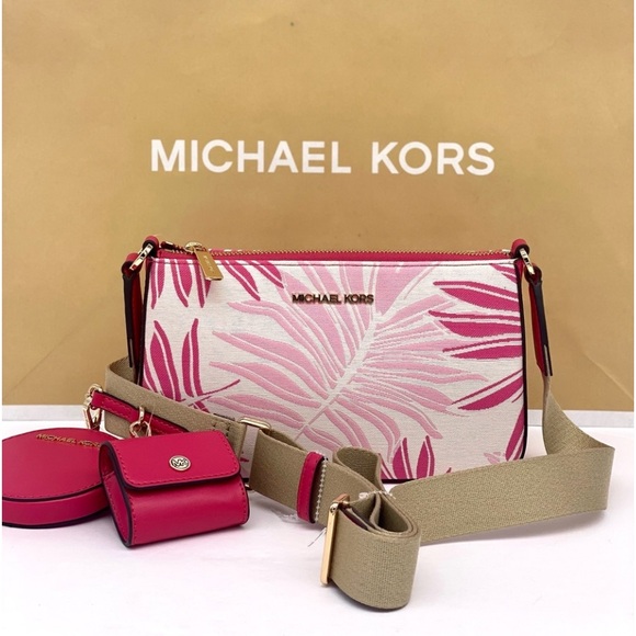 Michael Kors Crossbody
with Tech Attached - Picture 5 of 14
